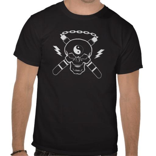 Foto Cráneo y bandera pirata de Nunchaku Camiseta foto 561886
