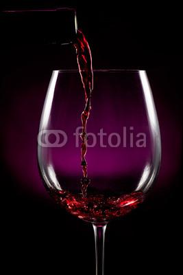 Foto Cuadro con foto profesional: Llenando la copa de vino sobre fondo negro, del autor Cristal Oscuro en Metacrilato de 60 x 60 cm