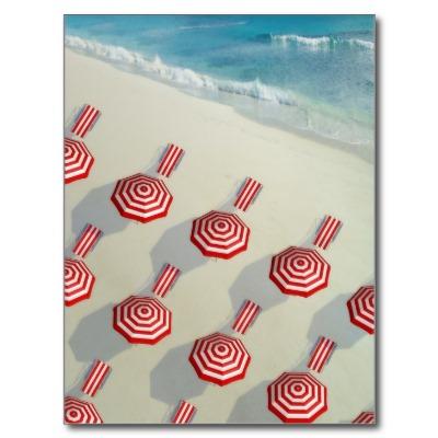 Foto Deckchairs y sombrillas en un crudo en la playa Tarjetas Postales foto 388583