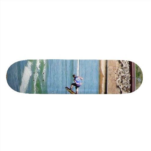 Foto El practicar surf del agua del embarque Tablas De Skate foto 610985