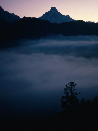 Foto Fish Tail Mountain Above a Layer of Cloud, Pokhara, Gandaki, Nepal, Shannon Nace - Laminas foto 476957