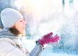 Foto FotoMural Beautiful Winter Woman Blowing Snow outdoor foto 165992