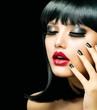 Foto FotoMural Fashion Girl Closeup. Red Lips And Black Nails foto 306321