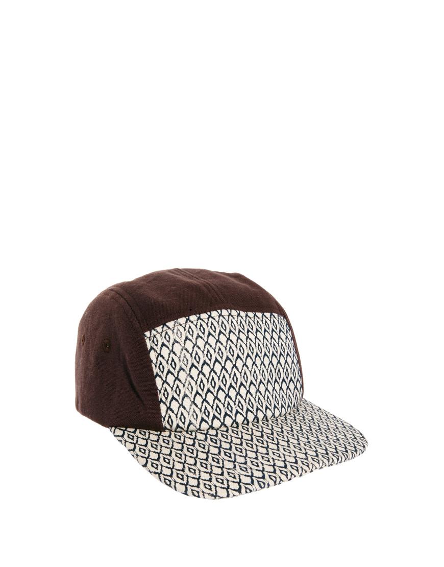 Foto Gorra con 5 paneles y visera con estampado de rombos de ASOS Marrón foto 380476