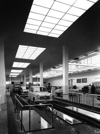 Foto Inside of a Fiat Factory in Bologna, the Cars are Being Assembled by the Workers, A. Villani - Laminas foto 474238