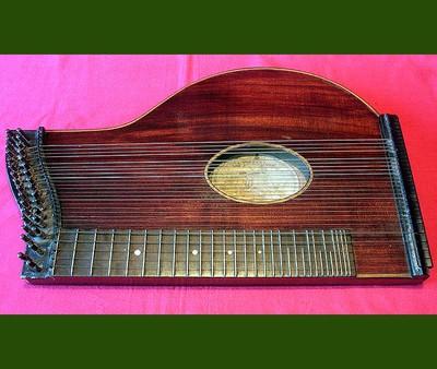 Foto Instrumento Musical. Antigua Citara De Centro Europa. Preciosa. foto 867689