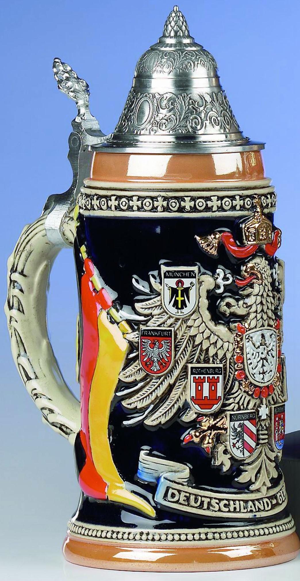 Foto Jarra de cerveza alemana con escudo de Alemania en alto relieve, jarra 0,75 litros