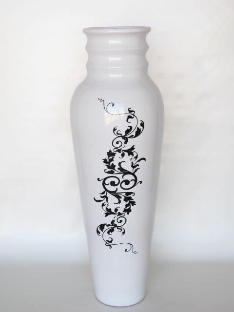 Foto jarron blanco con un dibujo de flores negro foto 902370