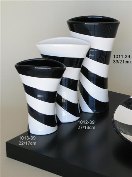 Foto jarrones de dos colores blanco y negro