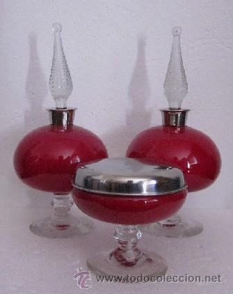Foto juego tocador, dos perfumeros y una polvera en opalina roja foto 483546