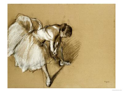 Foto Lámina Bailarina ajustándose el zapato, circa 1890 de Edgar Degas, 61x46 in. foto 941882