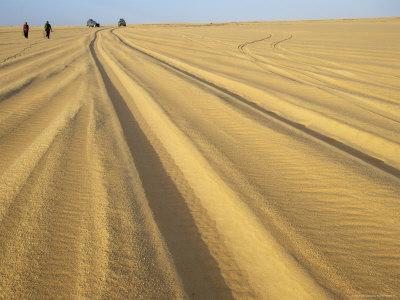 Foto Lámina fotográfica 4WD Tracks in Sand Between Agadez and Bilma de Johnny Haglund, 61x46 in. foto 662341