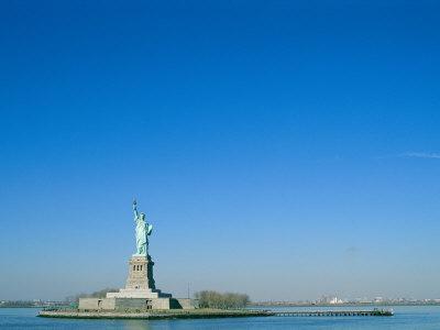 Foto Lámina fotográfica A Frontal View of the Statue of Liberty and Ellis Island de Norbert Rosing, 41x30 in. foto 757375