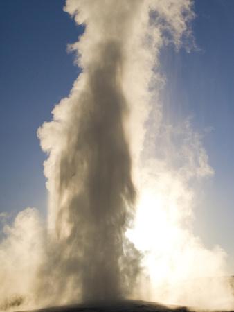 Foto Lámina fotográfica A View of Old Faithful Geyser in Yellowstone National Park, Wyoming. de Bennett Barthelemy, 61x46 in. foto 645840