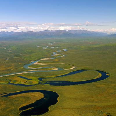 Foto Lámina fotográfica Aerial View of an Oxbow to the Side of the North Fork of the Tinayguk River de Paul Andrew Lawrence, 41x41 in. foto 644009