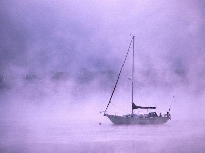 Foto Lámina fotográfica Boat in Early Morning Fog on Saint John River Fredericton, New Brunswick, Canada de Barnett Ross, 61x46 in. foto 868446