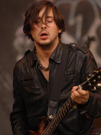 Foto Lámina fotográfica Carl Barat of the Dirty Pretty Things on the Pyramid Stage at the Glastonbury Festival, 61x46 in. foto 764869