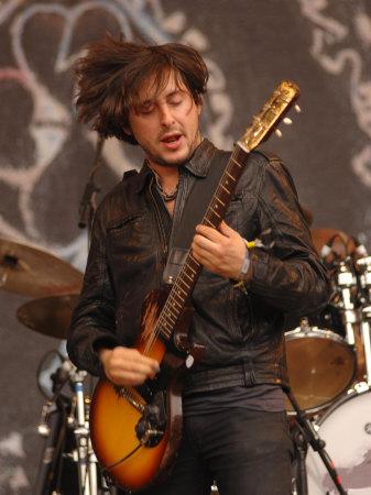 Foto Lámina fotográfica Carl Barat of the Dirty Pretty Things on the Pyramid Stage at the Glastonbury Festival, 61x46 in. foto 764873