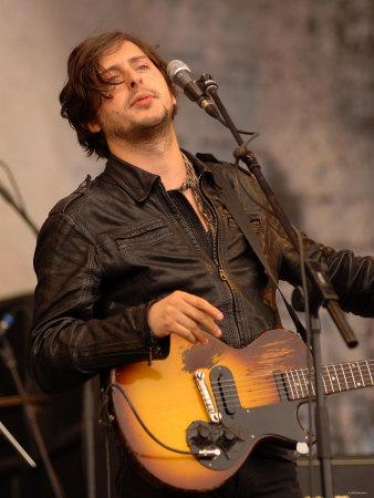 Foto Lámina fotográfica Carl Barat of the Dirty Pretty Things on the Pyramid Stage at the Glastonbury Festival, 61x46 in. foto 764878