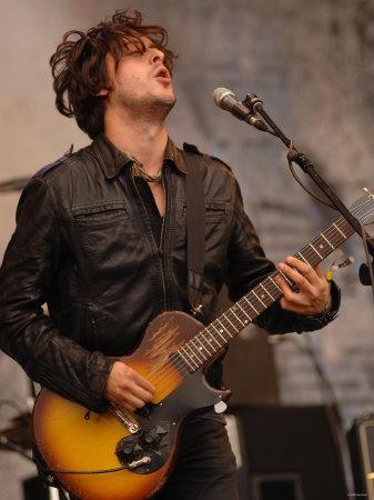 Foto Lámina fotográfica Carl Barat of the Dirty Pretty Things on the Pyramid Stage at the Glastonbury Festival, 61x46 in. foto 764879