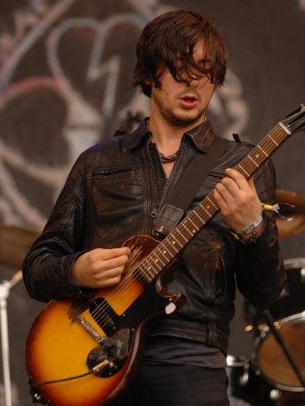 Foto Lámina fotográfica Carl Barat of the Dirty Pretty Things on the Pyramid Stage at the Glastonbury Festival, 61x46 in. foto 764880