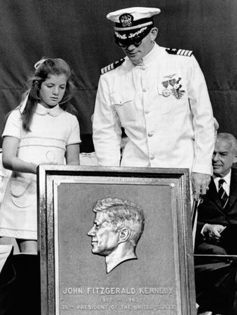 Foto Lámina fotográfica Caroline Kennedy and Capt Earl Yates, Commander of Aircraft Carrier, USS John F Kennedy, 61x46 in. foto 609747