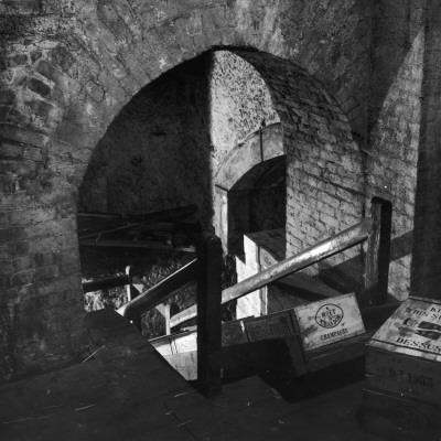 Foto Lámina fotográfica Cases of Moet and Chandon Champagne in a Brick Cellar de Heinz Zinran, 41x41 in. foto 888784