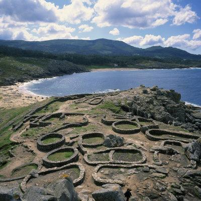 Foto Lámina fotográfica Celtic Ruins Near Porto Do Son, West Coast Castro De Barona, Galicia, Spain, Europe de Geoff Renner, 41x41 in. foto 956386