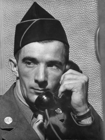 Foto Lámina fotográfica de primera calidad Candid of Pvt. James Lewis Talking from GI Phone Center in Times Square to His Wife in Missouri, 41x30 in. foto 811525