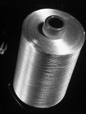Foto Lámina fotográfica de primera calidad Closeup of a Spool of Coned Rayon Yarn at the Industrial Rayon Corp. Factory de Margaret Bourke-White, 41x30 in. foto 688220