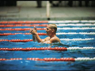 Foto Lámina fotográfica de primera calidad Don Schollander Gives Two Thumbs Up After Swimming Anchor on Relay Team at Summer Olympics de Art Rickerby, 61x46 in. foto 889319