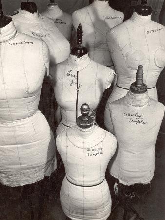 Foto Lámina fotográfica de primera calidad Dressmaker's Forms in Wardrobe Department at 20th Century Fox de Margaret Bourke-White, 41x30 in. foto 556044