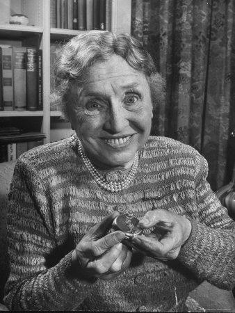 Foto Lámina fotográfica de primera calidad Helen Keller, Happily Holding Up Her Precious Gold Watch Designed in Braille de Larry Burrows, 61x46 in. foto 879521