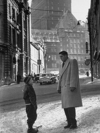Foto Lámina fotográfica de primera calidad Ice Hockey Player Jean Beliveau, Standing in a Snow Covered Street Speaking to a Child de Yale Joel, 61x46 in. foto 826574