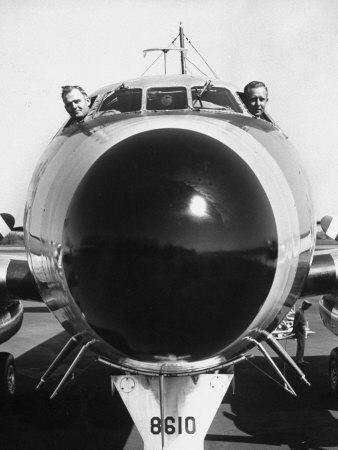 Foto Lámina fotográfica de primera calidad President Dwight Eisenhower's Plane, Columbine, with Pilots Lt. Col. William Drape and Mjr. Thomas de Hank Walker, 41x30 in. foto 675089
