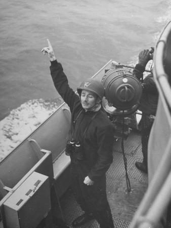Foto Lámina fotográfica de primera calidad U.S. Convoy to Russia, Seaman Pointing Out Where Bombs Came From, 41x30 in. foto 601682