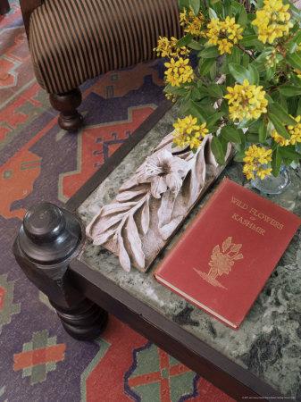 Foto Lámina fotográfica Detail of Coffee Table Surface and a Fine Piece of Stone Carving in a Residential Home de John Henry Claude Wilson, 61x46 in. foto 711560