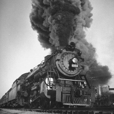 Foto Lámina fotográfica Engine Spewing Smoke as Train Proceeds En Route de John Phillips, 41x41 in. foto 950908