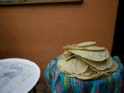 Foto Lámina fotográfica Handmade Tortillas at La Casa Del Pan Which Features in Local Food de Michael S. Lewis, 41x30 in. foto 710257