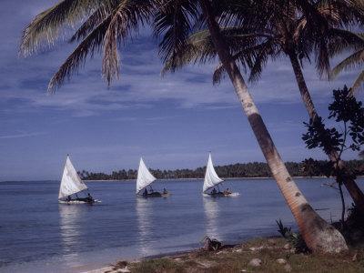Foto Lámina fotográfica Islanders Visit Various Atolls to Sell and Purchase Goods de W. Robert Moore, 41x30 in. foto 573337