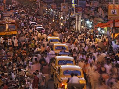 Foto Lámina fotográfica Kolkata's Streets Crammed with Vendors, Pedestrians, and Taxis de Randy Olson, 61x46 in. foto 638777