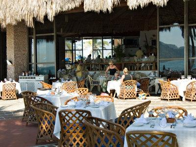 Foto Lámina fotográfica Main Dining Room of the El Cid El Moro Hotel, Mazatlan, Mexico de Charles Sleicher, 61x46 in. foto 675485