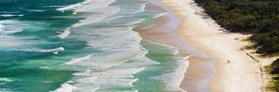 Foto Lámina fotográfica Panoramic Photo of Surfers Heading Out to Surf on Tallow Beach at Cape Byron Bay, Australia de Matthew Williams-Ellis, 91x30 in. foto 710776