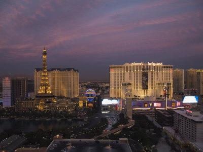 Foto Lámina fotográfica Paris Hotel and Others on the Strip Near Flamingo, Las Vegas, Nevada, USA de Robert Harding, 61x46 in. foto 764799