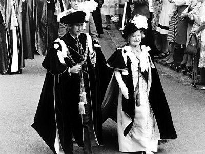 Foto Lámina fotográfica Queen with Prince Charles Proceeds to St Georges Chapel For Annual Service of Knights Companions, 61x46 in. foto 950909