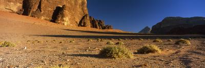 Foto Lámina fotográfica Rock Formations in a Desert, Wadi Um Ishrin, Wadi Rum, Jordan de Panoramic Images, 91x30 in. foto 584687