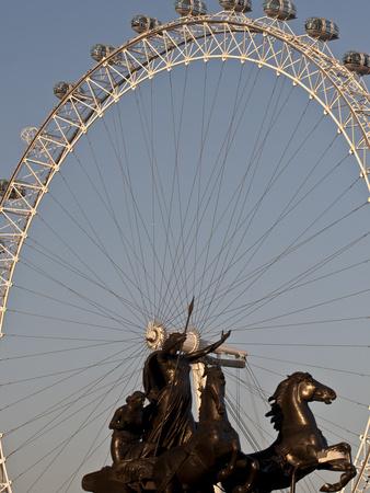 Foto Lámina fotográfica Statue of Boudicca and the London Eye, London, England, United Kingdom, Europe de Sara Erith, 61x46 in. foto 624091