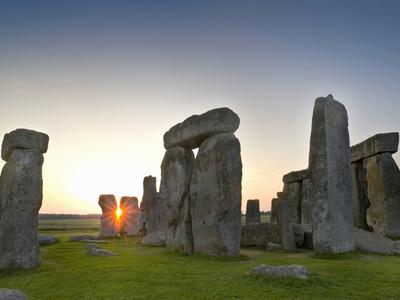 Foto Lámina fotográfica Stonehenge at Sunrise Near the Time of the Summer Solstice, Salisbury Plain, England de David Nunuk, 61x46 in. foto 581489