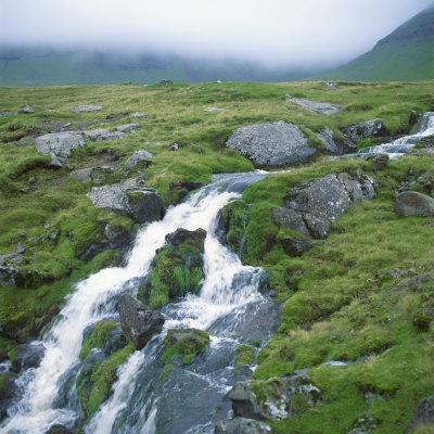 Foto Lámina fotográfica Stream Rushing over Rocks in a Wet Misty Environment, Estoroy Island, Faroe Islands, Denmark de David Lomax, 41x41 in. foto 853835