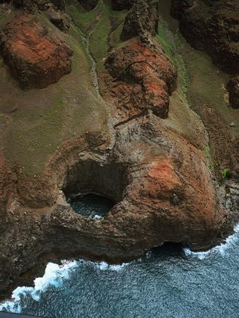 Foto Lámina fotográfica The Open Ceiling Cave, a Lava Tube, in Na Pali Coast State Park de Diane & Len Cook & Jenshel, 61x46 in. foto 920906
